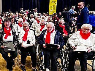 Der Chor "Die Goldkehlchen" des Alten- und Pflegeheims Herz Jesu Waxweiler in der Stadthalle Prüm
