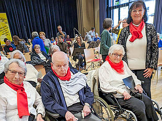 Der Chor "Die Goldkehlchen" des Alten- und Pflegeheims Herz Jesu Waxweiler in der Stadthalle Prüm