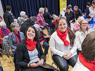 Der Chor "Die Goldkehlchen" des Alten- und Pflegeheims Herz Jesu Waxweiler in der Stadthalle Prüm