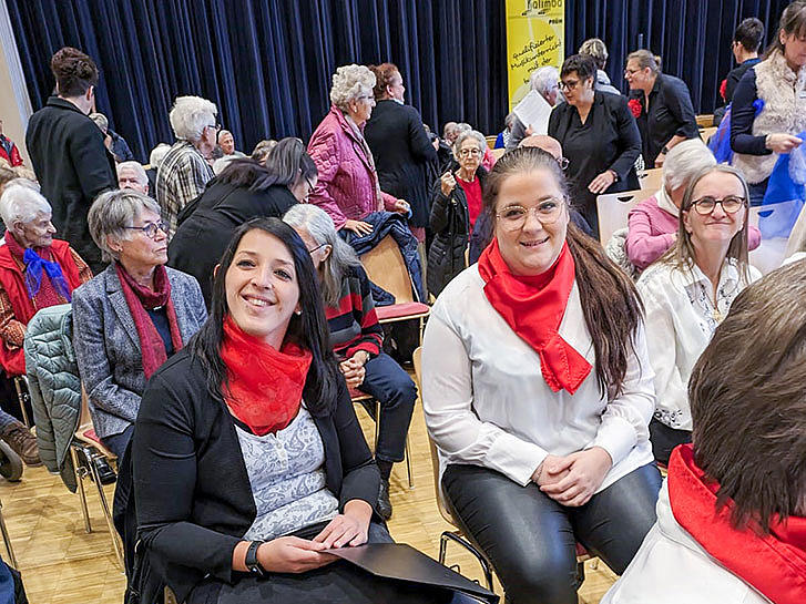 Der Chor "Die Goldkehlchen" des Alten- und Pflegeheims Herz Jesu Waxweiler in der Stadthalle Prüm