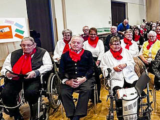 Der Chor "Die Goldkehlchen" des Alten- und Pflegeheims Herz Jesu Waxweiler in der Stadthalle Prüm