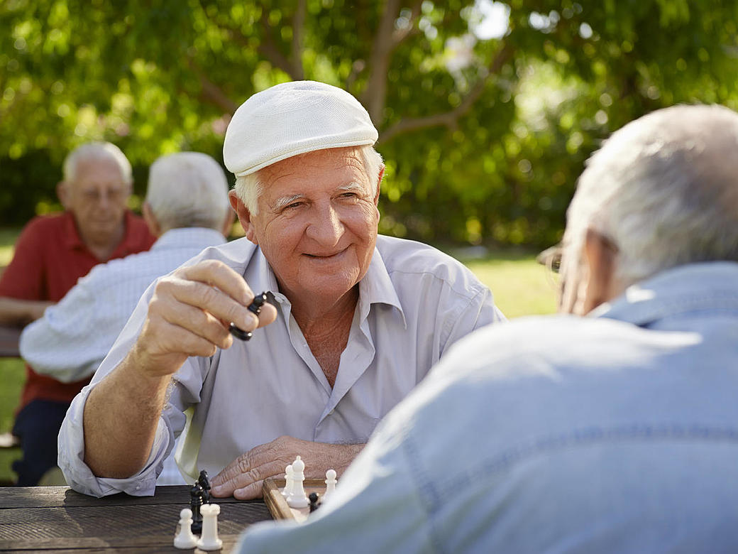 Senioren spielen Schach im Park